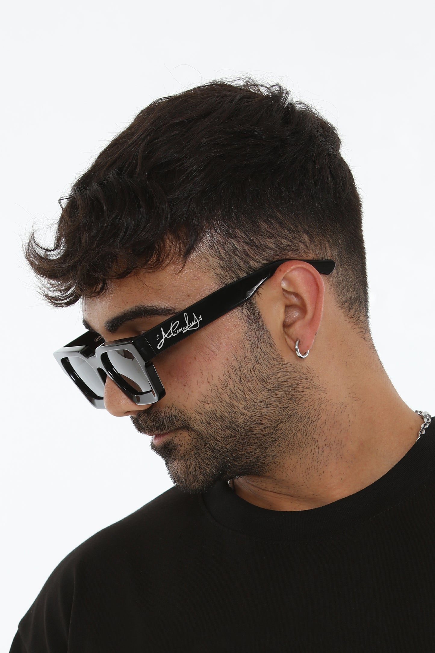 CLASSIC BLACK SUNGLASSES