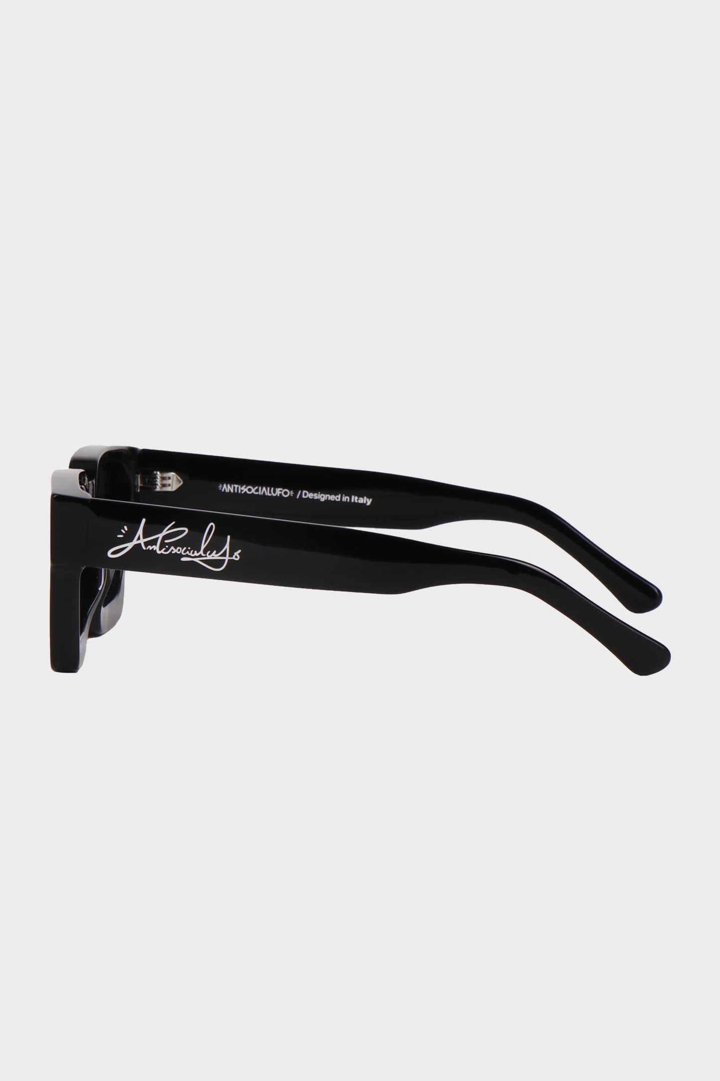 CLASSIC BLACK SUNGLASSES